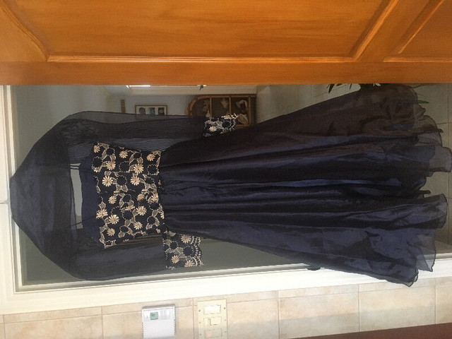 chic  robe bleu nuit avec châle avec broderie super chic dans Femmes - Robes et jupes  à Longueuil/Rive Sud - Image 3