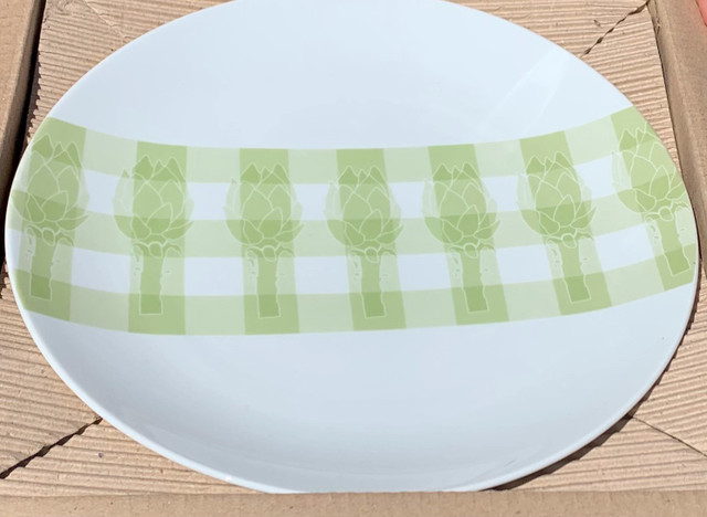 NEW Artichoke Dinner Plates Set of 4 in box  in Kitchen & Dining Wares in City of Toronto