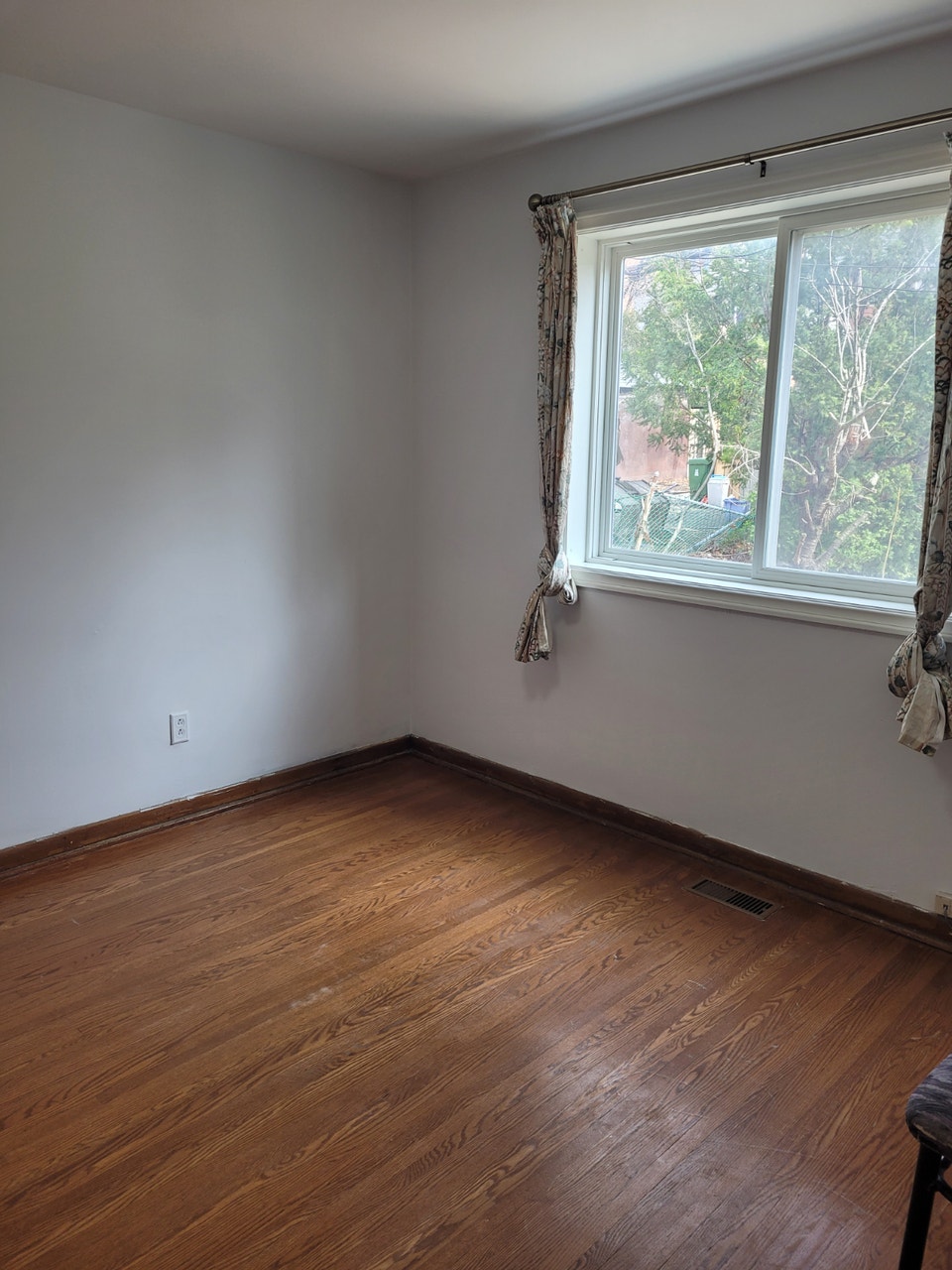 Toronto 1 room for $980 3