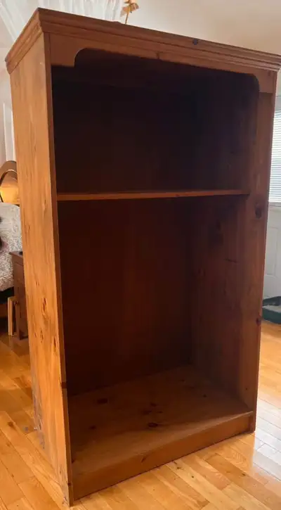 Grande armoire pris chez Nord Sud grandeur ( 6 pied de haut par 40 largeur et 2 pied de profondeur )...