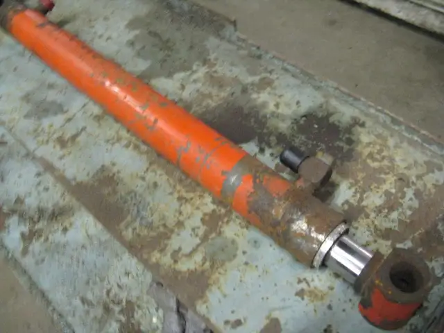 Hydraulic Cylinder in Farming Equipment in Kawartha Lakes - Image 3