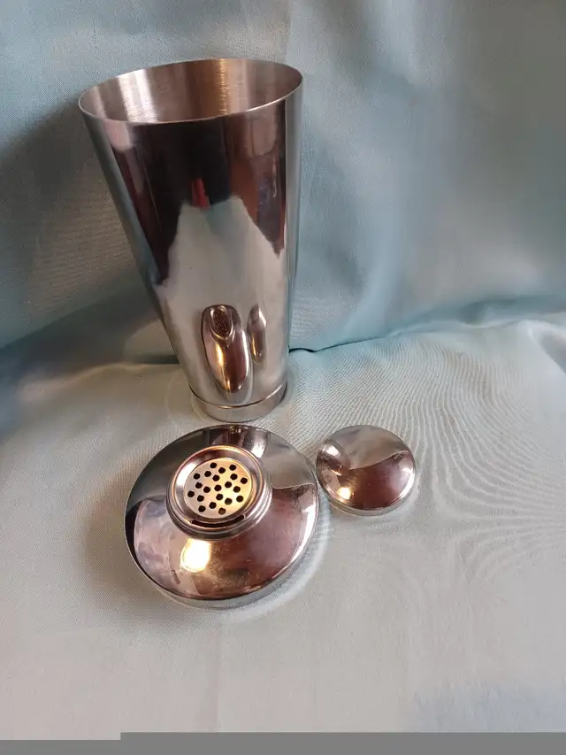 18/8 Stainless steel cocktail shaker  in Kitchen & Dining Wares in Calgary - Image 4