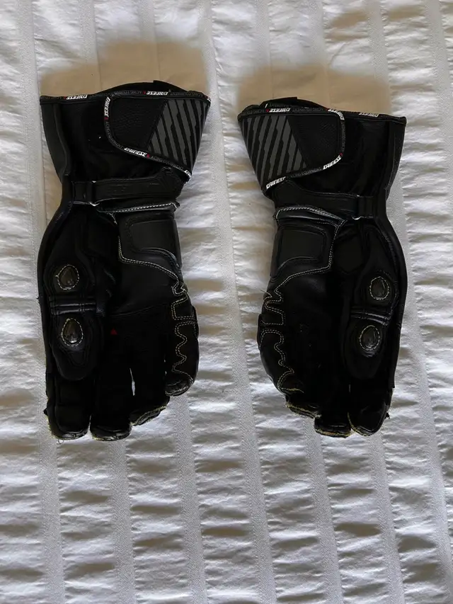 Dainese Full Metal D1 Motorcycle Gloves – Size 8.5 / M in Motorcycle Parts & Accessories in Hamilton - Image 5
