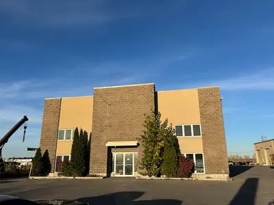 Local commercial de 1500 pieds carrés (25X60) Porte #5 dans une bâtisse de 8 portes Porte de garage...