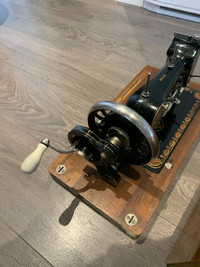 Antique 1920’s Harris No 1H table top sewing machine. 