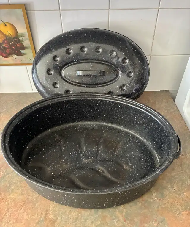 GRANITE WARE OVAL ROASTING PAN in Kitchen & Dining Wares in City of Toronto - Image 2