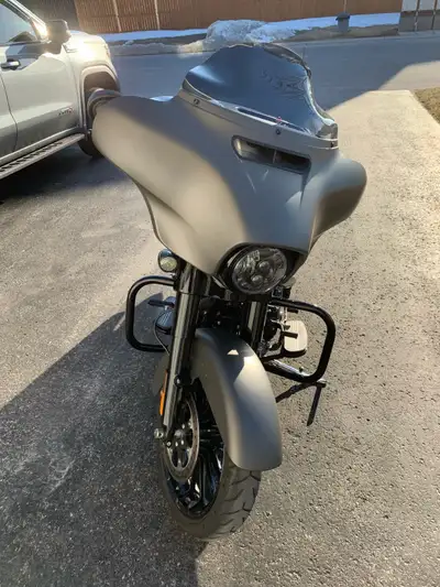 Mint condition - All HD after market parts with originals. Black out light package Lights inside bik...