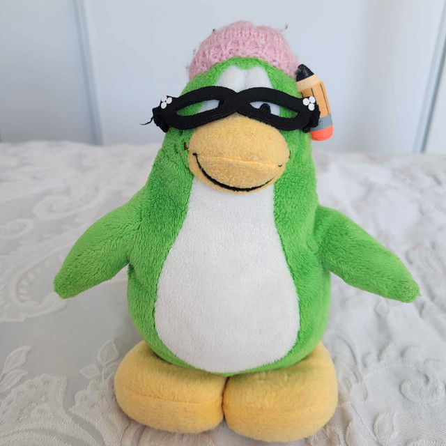 Club Penguin Aunt Arctic Plush in Toys & Games in City of Toronto