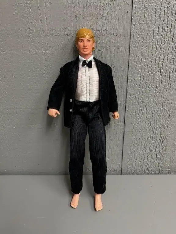 WAYNE GRETZKY FASHIONISTA KEN BARBIE DOLL in Arts & Collectibles in Mississauga / Peel Region - Image 2