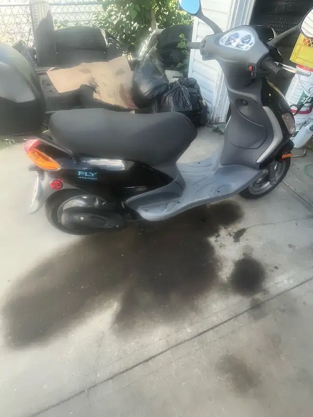 2007 Piaggio (LOW KMS) in Scooters & Pocket Bikes in Edmonton - Image 2