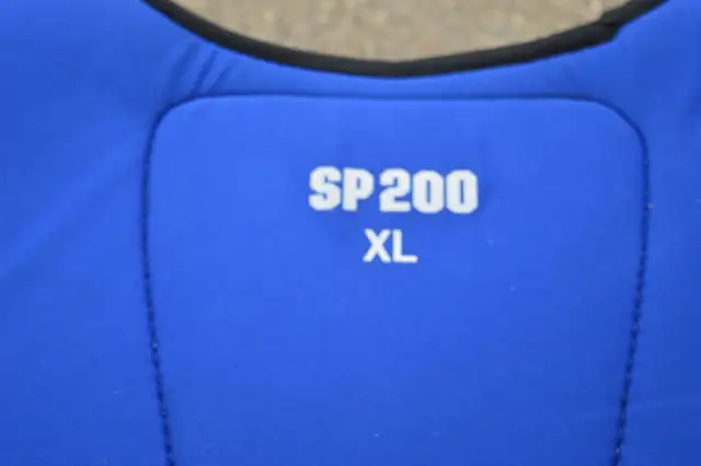 Youth/Adult Hockey Chest Guard/Shoulder Pads - SP200 XL in Hockey in Winnipeg - Image 5