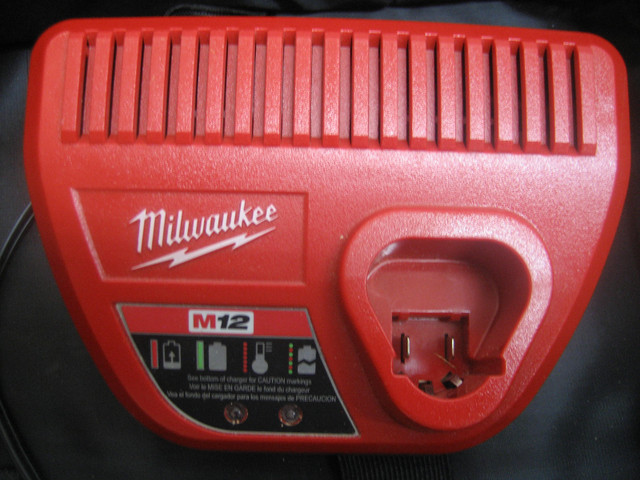 Milwaukee  12 volt  battery's   charger dans Outils électriques  à Vernon