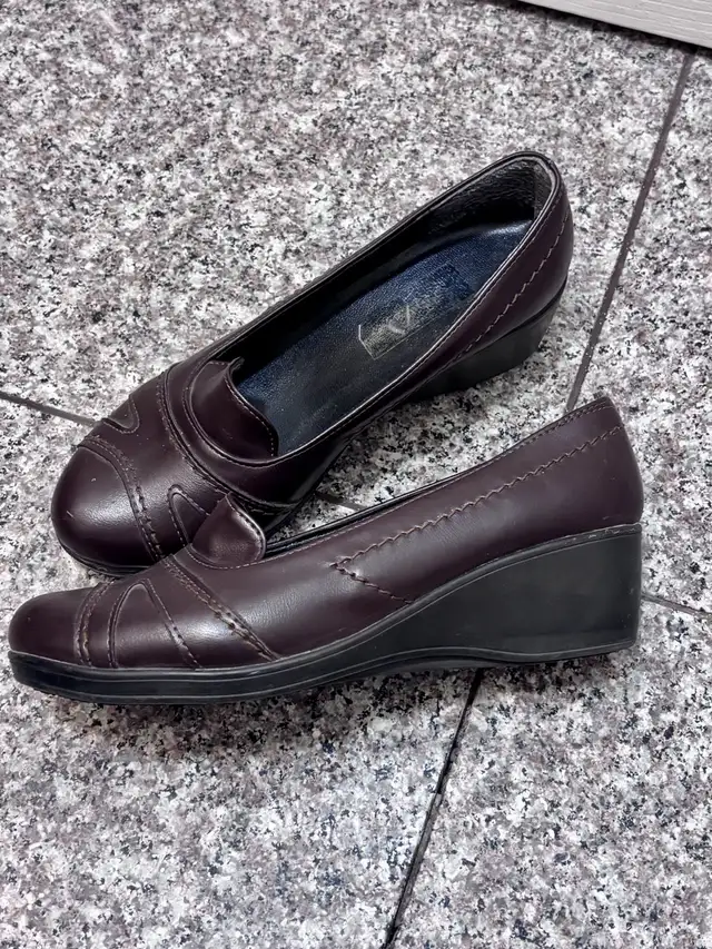 Brown Shoes size 37, 7 in Women's - Shoes in Kitchener / Waterloo - Image 3