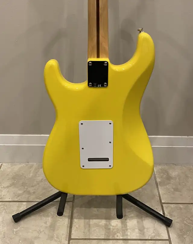 RARE Fender FSR (Stratocaster) Sam Ash 48th Street Strat Guitar in Guitars in Markham / York Region - Image 4