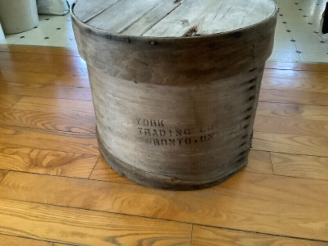 Antique Primitive Large Round York Trading Co. T.O. Cheese Box in Arts & Collectibles in Belleville