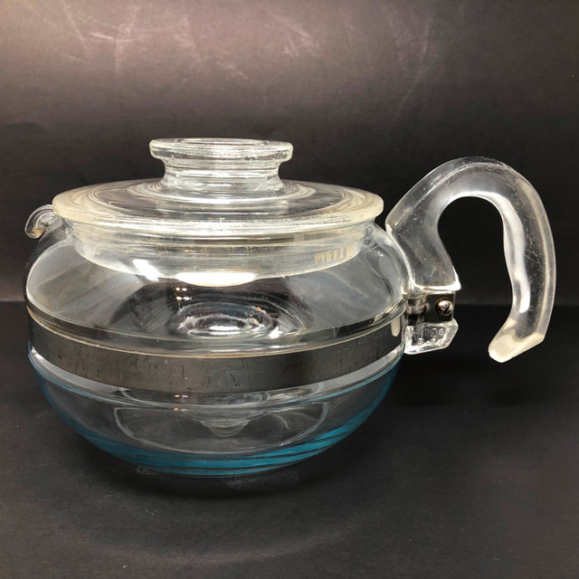Pyrex Flameware Teapot 6 Cup in Arts & Collectibles in Kitchener / Waterloo