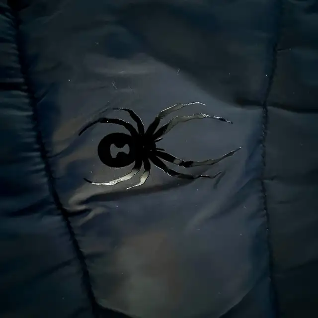 Spider Hooded Puff Jacket Men’s Large in Men's in Calgary - Image 8