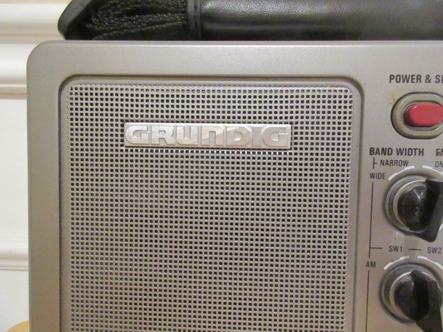 GRUNDIG S350 AM/FM SHORTWAVE RADIO EXCELLENT WORKING COND in General Electronics in City of Toronto - Image 2