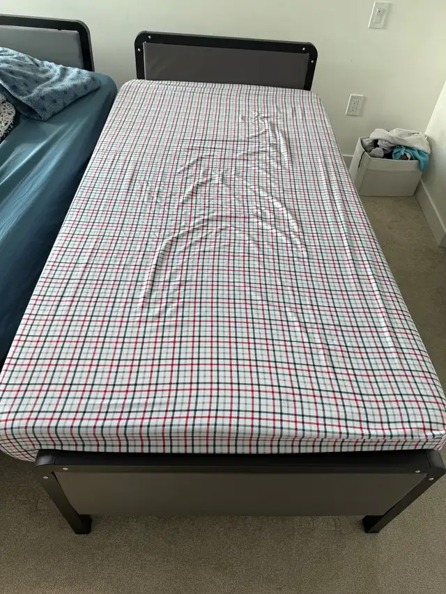 single bed with frame  in Beds & Mattresses in Delta/Surrey/Langley - Image 3