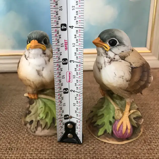 Pair of Baby Gold Finch Figurines by Andrea by Sadek  in Home Décor & Accents in Ottawa - Image 7