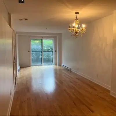 2 Bedroom Condo for lease Available immediately Cavendish & Sherbrooke 750sqft condo, 2013 construct...