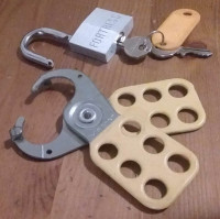 Padlock & Lockout Hasp / Cadenas et Moraillon de Verrouillage