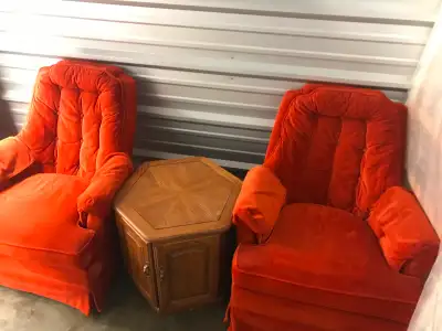 2 SKYLAR PEPPLER SWIVEL CHAIRS (LIKE NEW) - $99.00 EACH....OBO NON SMOKING AND PET FREE ENVIRONMENT...