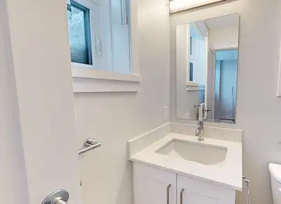 Chambre avec douche privée/salle de bain personnelle Meublée : lit, table, commode inclus Cuisine et...