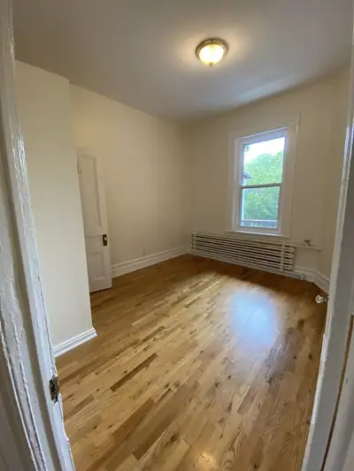 2 beds 1 bathroom in St Henri, 250 m from Metro Lionel grouxl