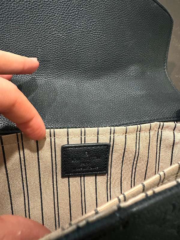 Sac noir Louis Vuitton authentique en bandouillere a vendre dans Femmes - Sacs et portefeuilles  à Longueuil/Rive Sud - Image 2