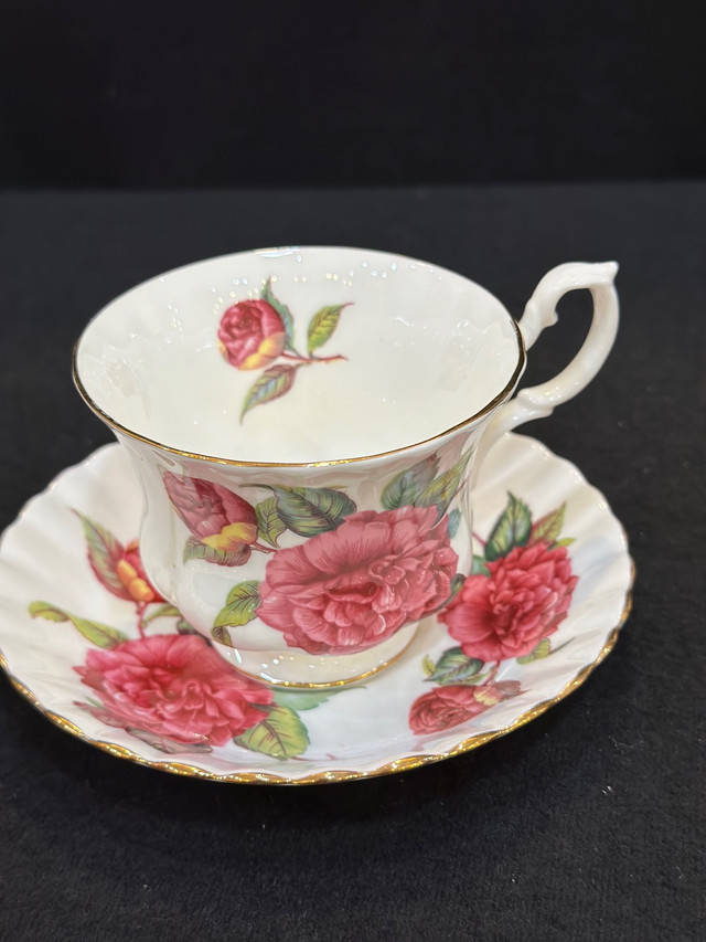 Royal Albert large rose tea cup & saucer - made in England . in Holiday, Event & Seasonal in Oakville / Halton Region - Image 4