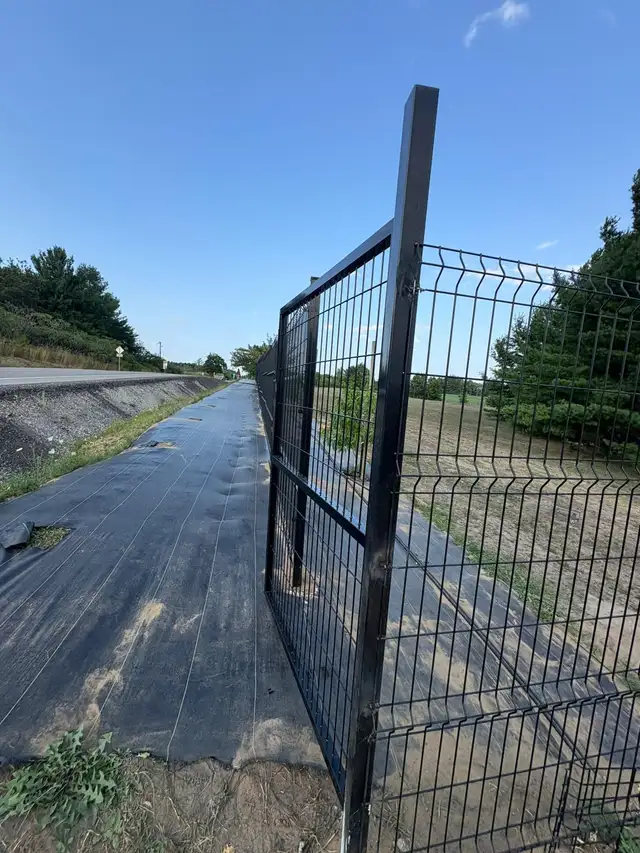 3D Curve Mesh Fence Panels 6 FT T x 10 FT W in Other in City of Toronto - Image 3