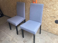 2 chaises en tissus gris 35$ chacune