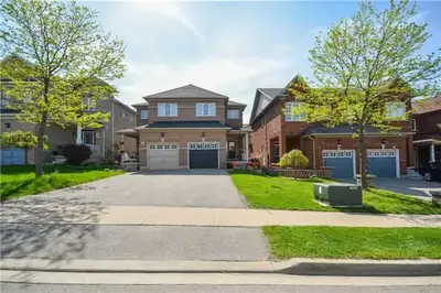 Bright/beautiful 3 bedroom semi house located in the high demanding community of Brampton, washrooms...