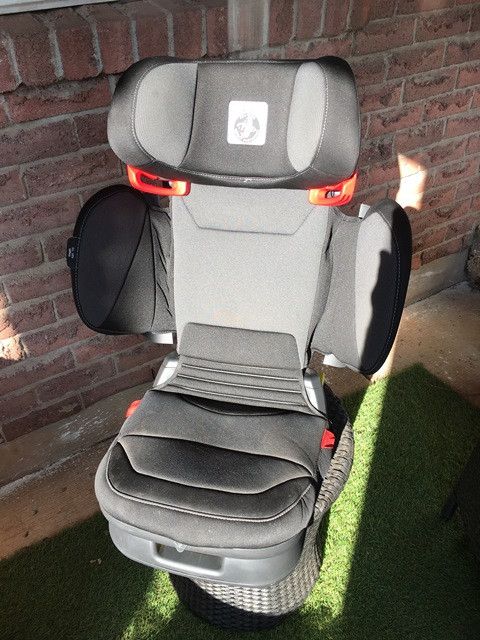 Peg Perego Viaggio Flex 120 Booster Seat MADE IN ITALY in Strollers, Carriers & Car Seats in Oakville / Halton Region - Image 3