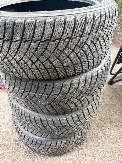 Motomaster winter tires 215-45-17. Great condition only used for 1 season. 98 road rating. Go for 26...