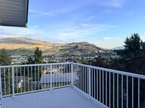 1250 sft upper suite with 3 bedrooms, 2 full baths in a quiet cul-de-sac. Master bedroom has walk-in...