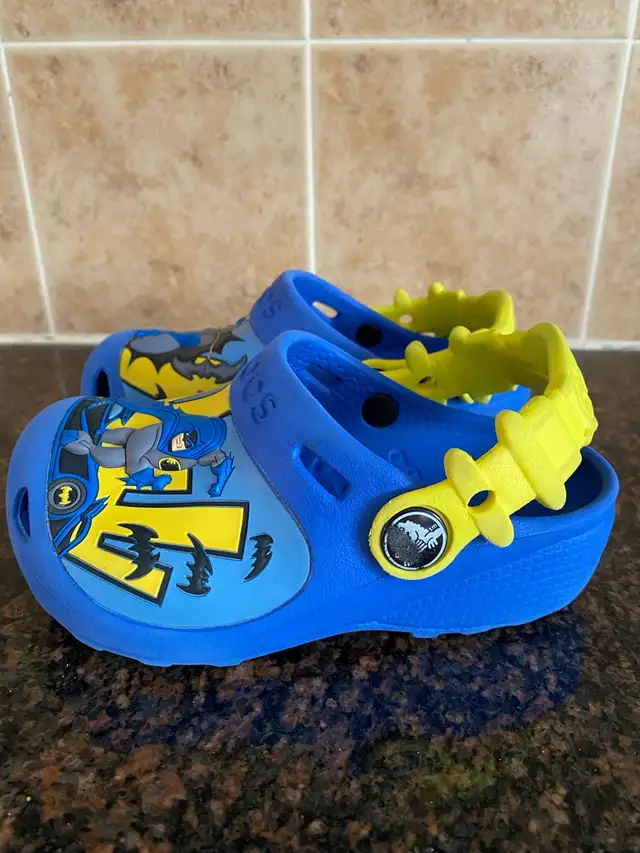 Crocs Batman shoes toddler size 8/9 in Kids & Youth in Ottawa - Image 4