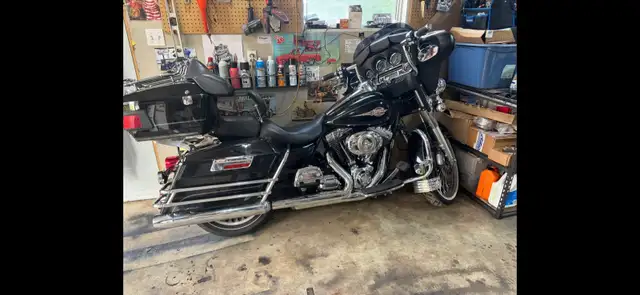 FLHTC 2010 Harley Davidson in Touring in Longueuil / South Shore - Image 2