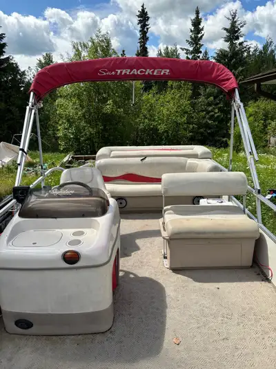 2005 pontoon boat 18’ 2005 merc 60 hp Bigfoot low hours , bbq,porta potty,built in cooler,fish finde...