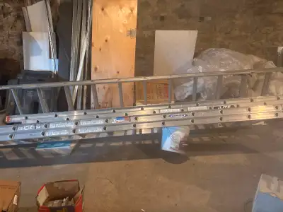 Ensemble de 3 échelles 3 ladders 20-25 pieds 20-25 feet extendable Premier arrivé premier servi Rue...