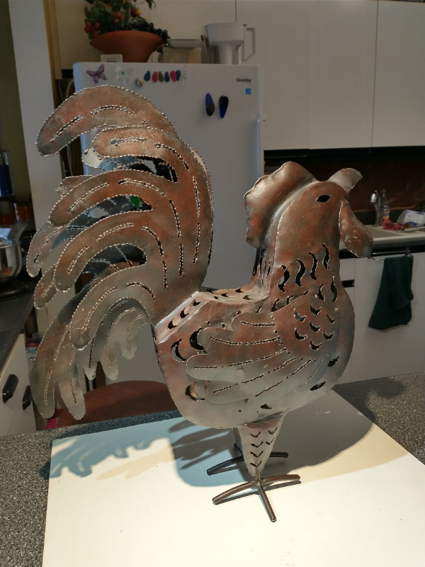 20" x 17" vintage rustic rooster themed candle holder. in Arts & Collectibles in Oakville / Halton Region - Image 4