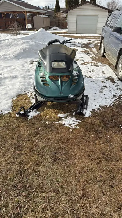 1995 skidoo 670 summit chassis with a 462ss 1985 86 engine single carb needs a carb boot and primer...