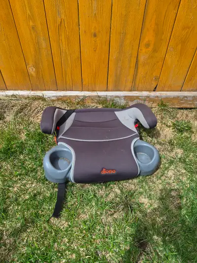 3 different car seats in great condition. 20$ each