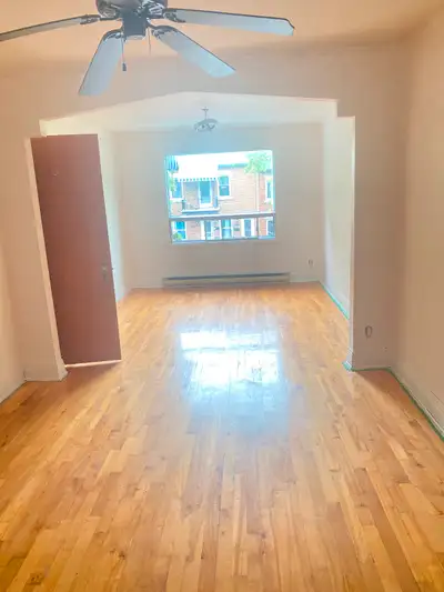 5 1/2, très lumineux, haut de duplex, vient d’être repeint !! Quartier calme A deux pas du jardin bo...
