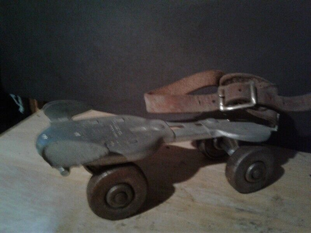 VINTAGE ROLLAR SKATES in Skates & Blades in St. Catharines - Image 2