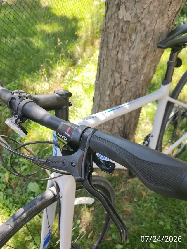 Giant Fastroad M2 bike for sale in Road in Markham / York Region - Image 9