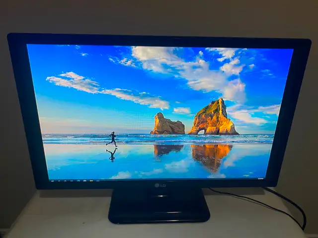 Used 24" TV for Sale in TVs in Guelph - Image 2