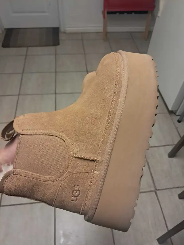 New small uggs barely worn 528038535260416002