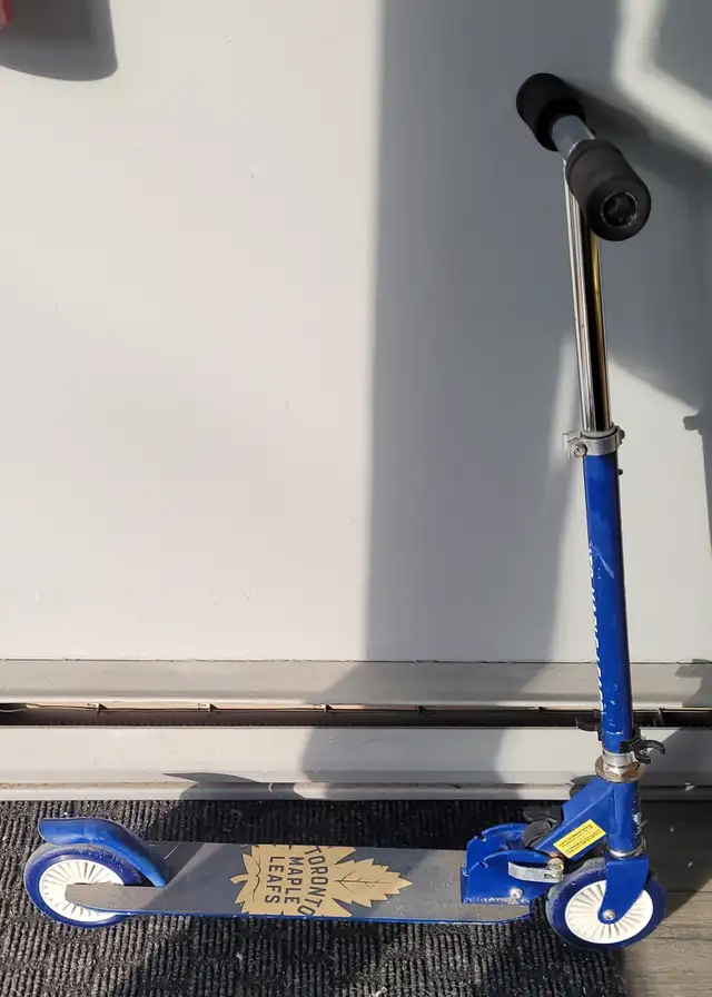 Scooter Toronto maple leaf in Kids in Laval / North Shore - Image 2